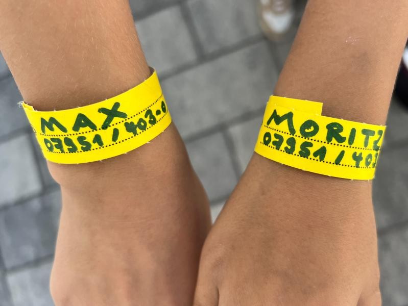Hände mit dem Kinder-Horaffen-Armband
